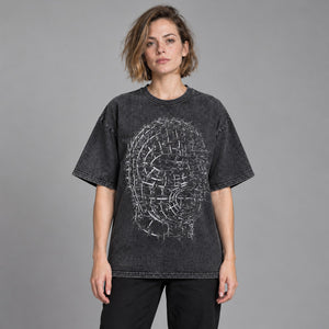 Løs sort Y2K t-shirt – båret af en kvinde