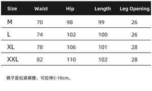 Pantalón negro multibolsillos con diseño moderno de patchwork