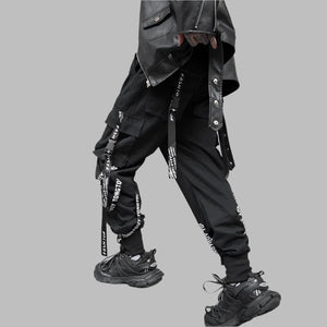 Pantalón negro multibolsillos con diseño moderno de patchwork