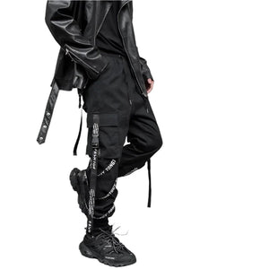 Pantalón negro multibolsillos con diseño moderno de patchwork