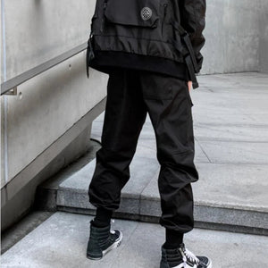 Pantalón negro premium con diseño de hebilla y múltiples bolsillos