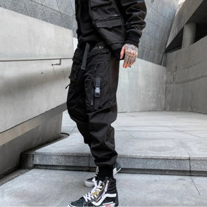 Pantalón negro premium con diseño de hebilla y múltiples bolsillos