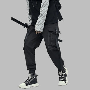 Pantalones cargo negros con múltiples bolsillos