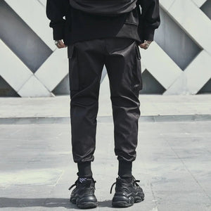 Pantalón negro cómodo con múltiples bolsillos