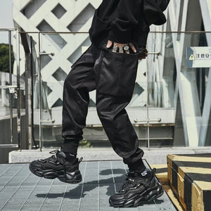 Pantalón negro cómodo con múltiples bolsillos