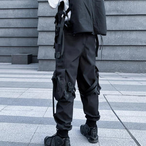 Pantalón negro vibrante con puños y múltiples bolsillos