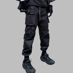 Pantalon noir au design multi-poches