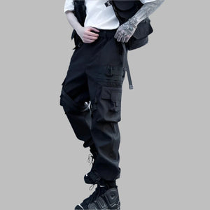 Pantalón negro de patchwork moderno con múltiples bolsillos