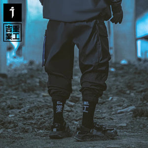 Pantalón negro fresco con múltiples bolsillos y diseño de patchwork