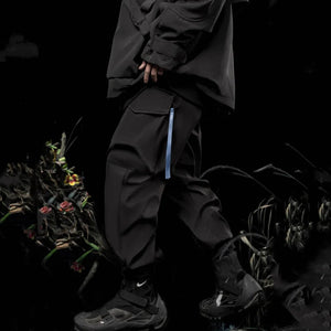 Pantalón negro fresco con múltiples bolsillos y diseño de patchwork