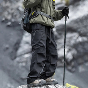 Pantalón recto negro impermeable con múltiples bolsillos