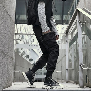 Pantalón negro vibrante con cremallera y múltiples bolsillos