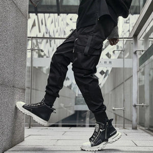 Pantalón negro vibrante con cremallera y múltiples bolsillos