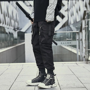 Pantalón negro vibrante con cremallera y múltiples bolsillos