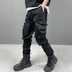 Pantalon noir à revers et poches à fermeture éclair multiples