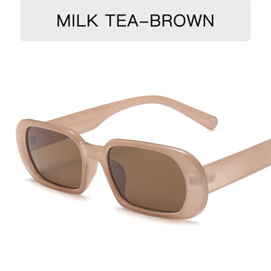 Wąskie retro okulary przeciwsłoneczne Y2K, oprawka w kolorze taupe i brązowe szkła, widok w trzech czwartych