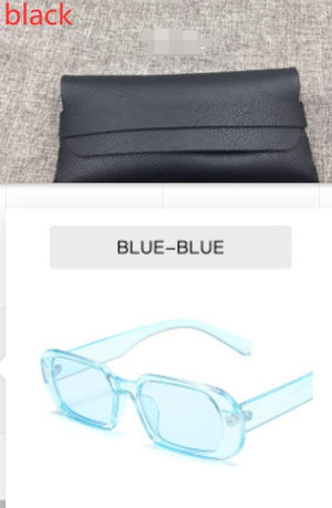 Wąskie retro okulary przeciwsłoneczne Y2K, jasnoniebieskie okulary z bladymi szkłami nad czarnym etui