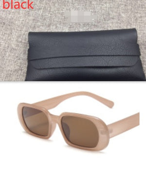 Wąskie retro okulary przeciwsłoneczne Y2K, okulary w kolorze taupe z brązowymi szkłami nad czarnym etui