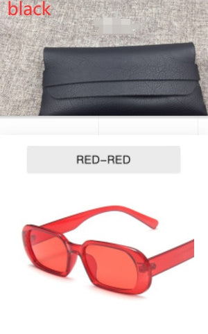 Wąskie retro okulary przeciwsłoneczne Y2K, czerwone okulary z czerwonymi szkłami nad czarnym etui