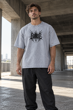オーバーサイズ アシッドウォッシュ グラフィックTシャツ、ライトグレー、キャンペーン正面ビュー、Cyber Techwearオリジナルプリントとシルエット