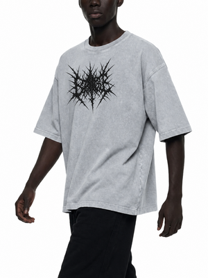 オーバーサイズ アシッドウォッシュ グラフィックTシャツ、補正済みオリジナル商品写真15、販売カラーはライトグレー、衣類の向きに沿ったオリジナルのサイバーアートワーク
