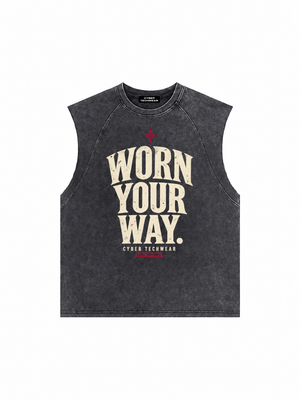Czarna koszulka bez rękawów rozłożona płasko, widok z przodu, przetarty kremowy nadruk WORN YOUR WAY i CYBER TECHWEAR