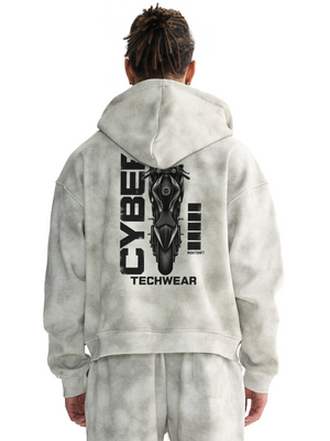 Model widziany od tyłu, nadruk z motocyklem CYBER TECHWEAR wypełnia plecy szerokiej bluzy oversize