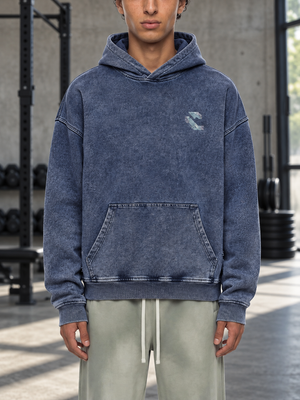 Bluza oversize Royal Blue noszona na siłowni, widok z przodu, małe marmurkowe logo i kieszeń kangurka
