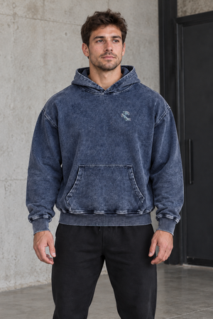 Model w bluzie oversize Royal Blue w stylu cyberpunk, widok z przodu na głębszą niebieską dzianinę snow wash