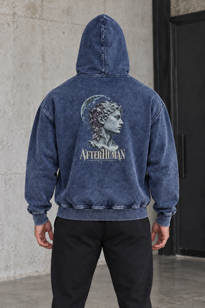Tył bluzy Royal Blue na modelu, nadruk z popękaną marmurową głową posągu i napisem AFTERHUMAN
