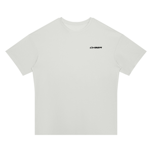 Lysegrå oversized T-shirt lagt fladt, set forfra med dropped shoulders og lille sort CYBER-tryk