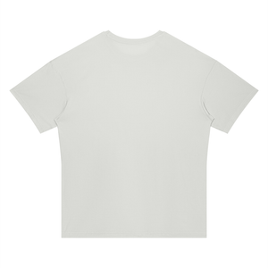 Bagsiden af den lysegrå T-shirt med dropped shoulders lagt fladt, enkel bagside med lige kant og korte ærmer