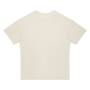 Bagfra af den abrikosfarvede T-shirt med dropped shoulders lagt fladt, enkel cremefarvet bagside og brede korte ærmer