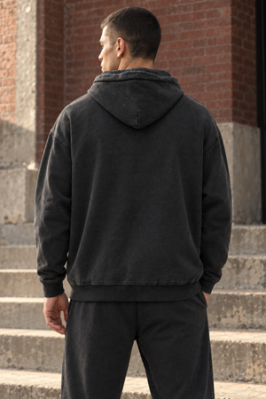 Cyber Techwear oversized grunge-hoodie med motorsykkel, svart, ensfarget bakside på samme sportslige modell, kampanje på treningssenter med murvegg