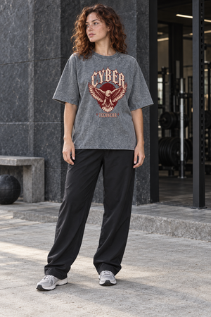 Kvinde i den mellemgrå oversized t-shirt med mineralvask og sorte vide bukser, set helt forfra