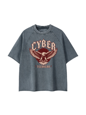Mellemgrå raglan-t-shirt med råt afsluttede kanter lagt fladt, set forfra med rødt og cremefarvet ørneprint og vaskemærker