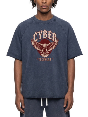 Mand i den marineblå t-shirt med mineralvask og råt afsluttede kanter, nærbillede forfra med matchende vaskede shorts