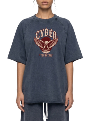 Kvinde i den marineblå t-shirt med mineralvask, set forfra med oversized pasform og rå kant forneden
