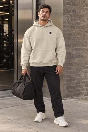 Hanorac grafic streetwear oversized Apricot, logo original negru pe piept, față pe model masculin latino