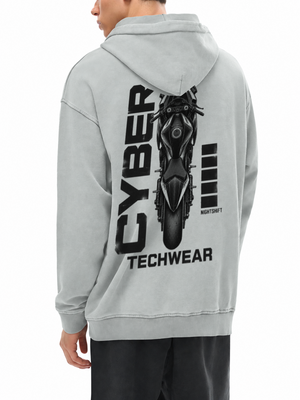Hanorac grafic streetwear oversized Light Gray, vedere din spate în trei sferturi pe modelul furnizorului, imprimeul original aliniat la articolul vestimentar și parțial sub glugă