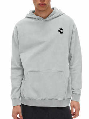 Hanorac grafic streetwear oversized Light Gray, detaliu față pe modelul furnizorului, cu logoul original negru pe piept