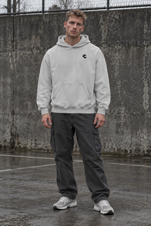Hanorac grafic streetwear oversized Light Gray, logo original negru pe piept, față pe model masculin european