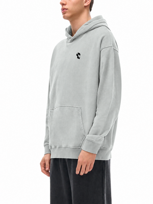 Hanorac grafic streetwear oversized Light Gray, vedere laterală stânga pe modelul furnizorului, cu logoul original negru pe piept