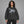 Oversized Y2k hoodie med hveps – båret af en kvinde
