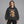 Oversized Y2k φούτερ με κουκούλα σε washed black – φορεμένο από γυναίκα
