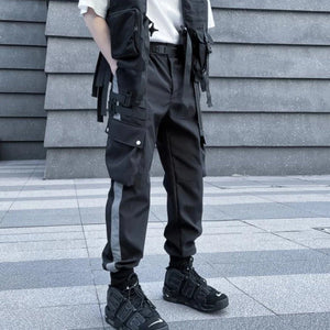 Pantalón negro multibolsillos con patchwork