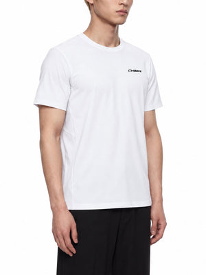 Tricou alb bărbătesc CYBER, ușor, de performanță, trei sferturi din față, pe model