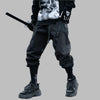Pantalón negro estilo punk con múltiples bolsillos
