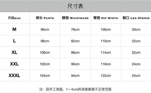 Pantalón negro estilo punk con múltiples bolsillos