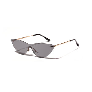 Randloze cat-eye zonnebril met een grijs getint glas uit één stuk en slanke goudkleurige poten, driekwartaanzicht op wit